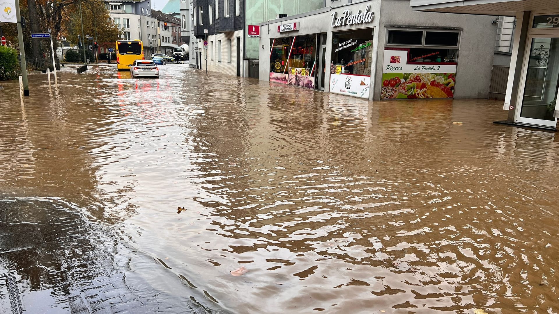 Straßen in Essen-Stoppenberg nach Rohrbruch überflutet Straßen in Essen-Stoppenberg nach Rohrbruch überflutet