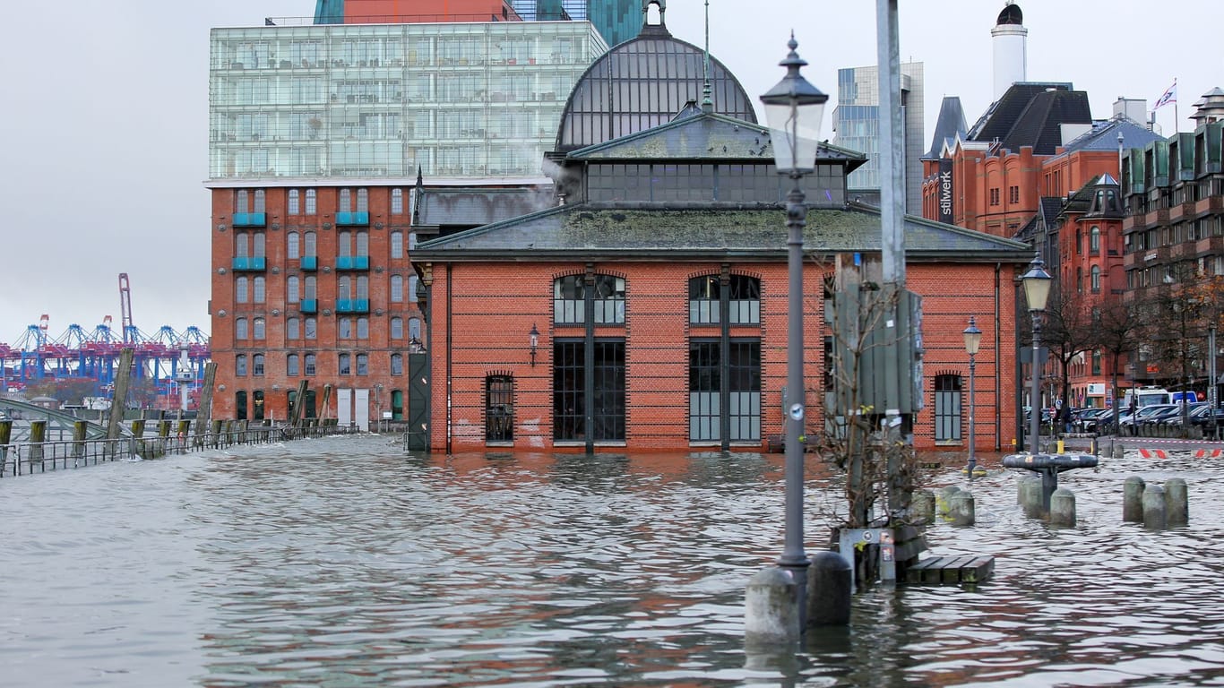 Das Wasser der Elbe wird bei einer Sturmflut auf den Hamburger Fischmarkt gedrückt.
