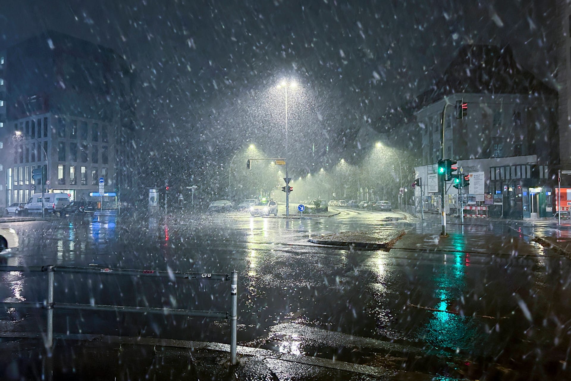 Erster Schnee in Berlin: Am Freitagabend schneite es in vielen Teilen der Stadt.