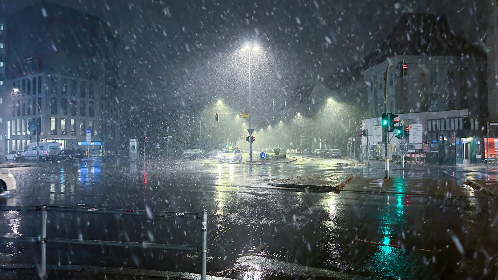 Erster Schnee in Berlin: Am Freitagabend schneite es in vielen Teilen der Stadt.