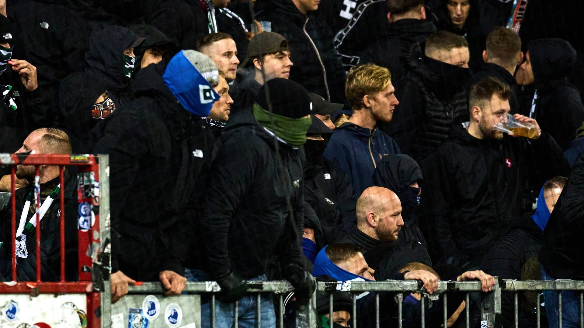 Im Gästeblock befanden sich auch Anhänger des HSV (siehe Sturmmaske).