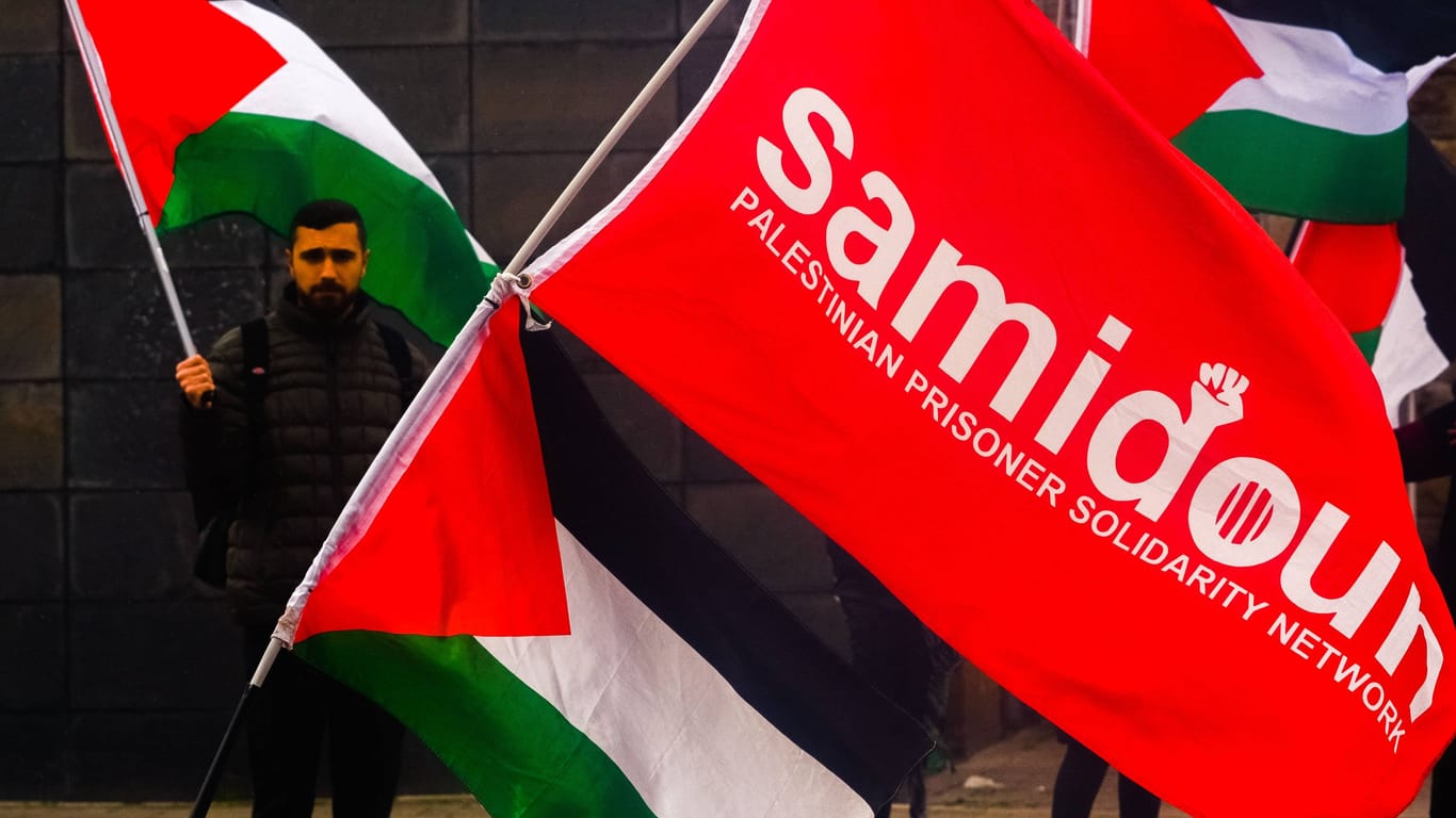 Samidoun-Demonstration in Köln (Archivbild): Dem Gründer der Terrorbefürworter ist bereits seit 2020 die Einreise nach Deutschland verboten.
