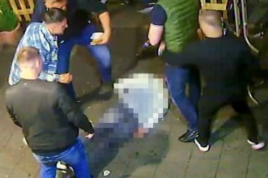 Auch als ein Opfer bereits am Boden lag, setzten die fünf Männer ihren Angriff fort.