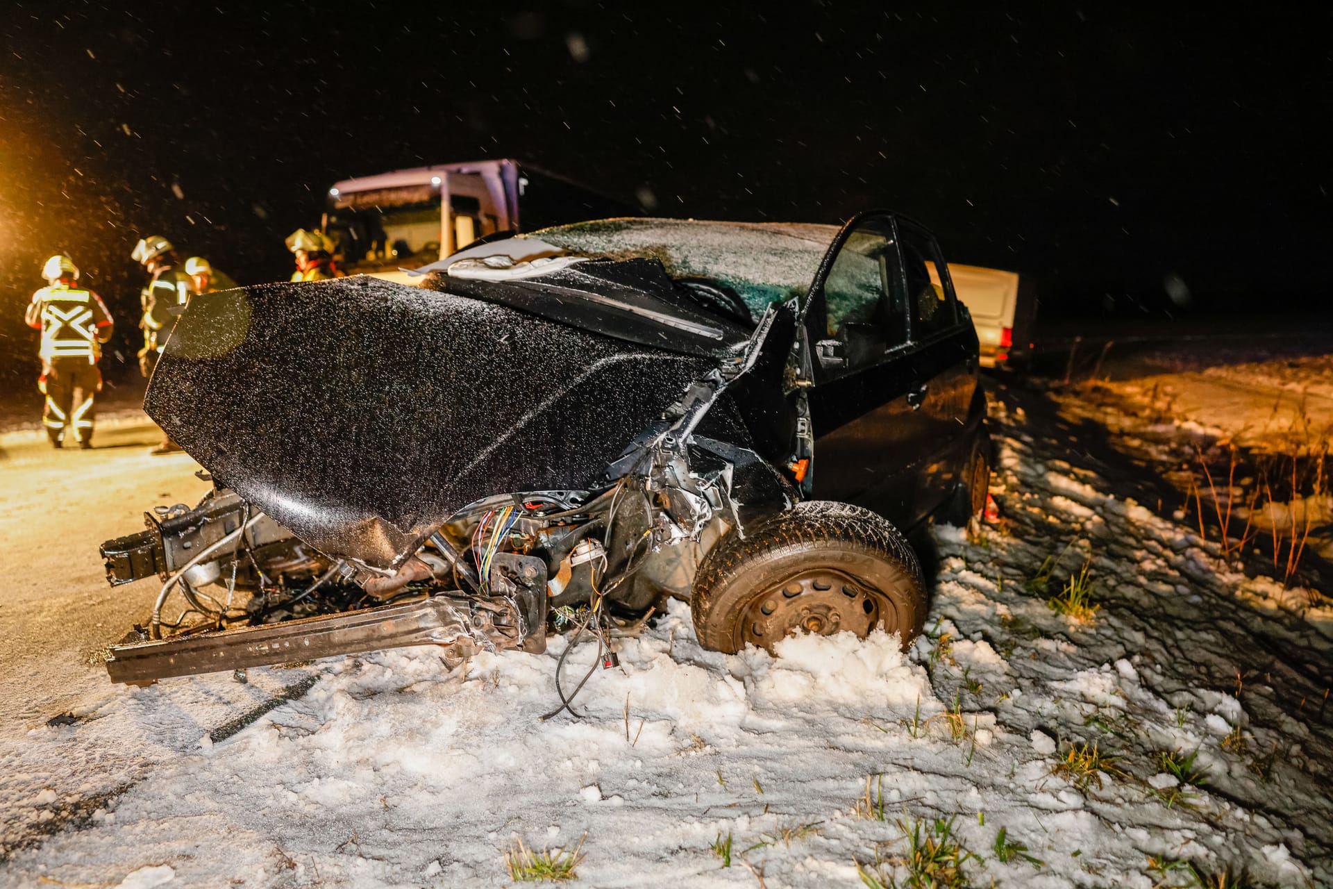 Crash im Landkreis Ansbach: Auf der Strecke fanden die Einsatzkräfte ein Trümmerfeld vor.