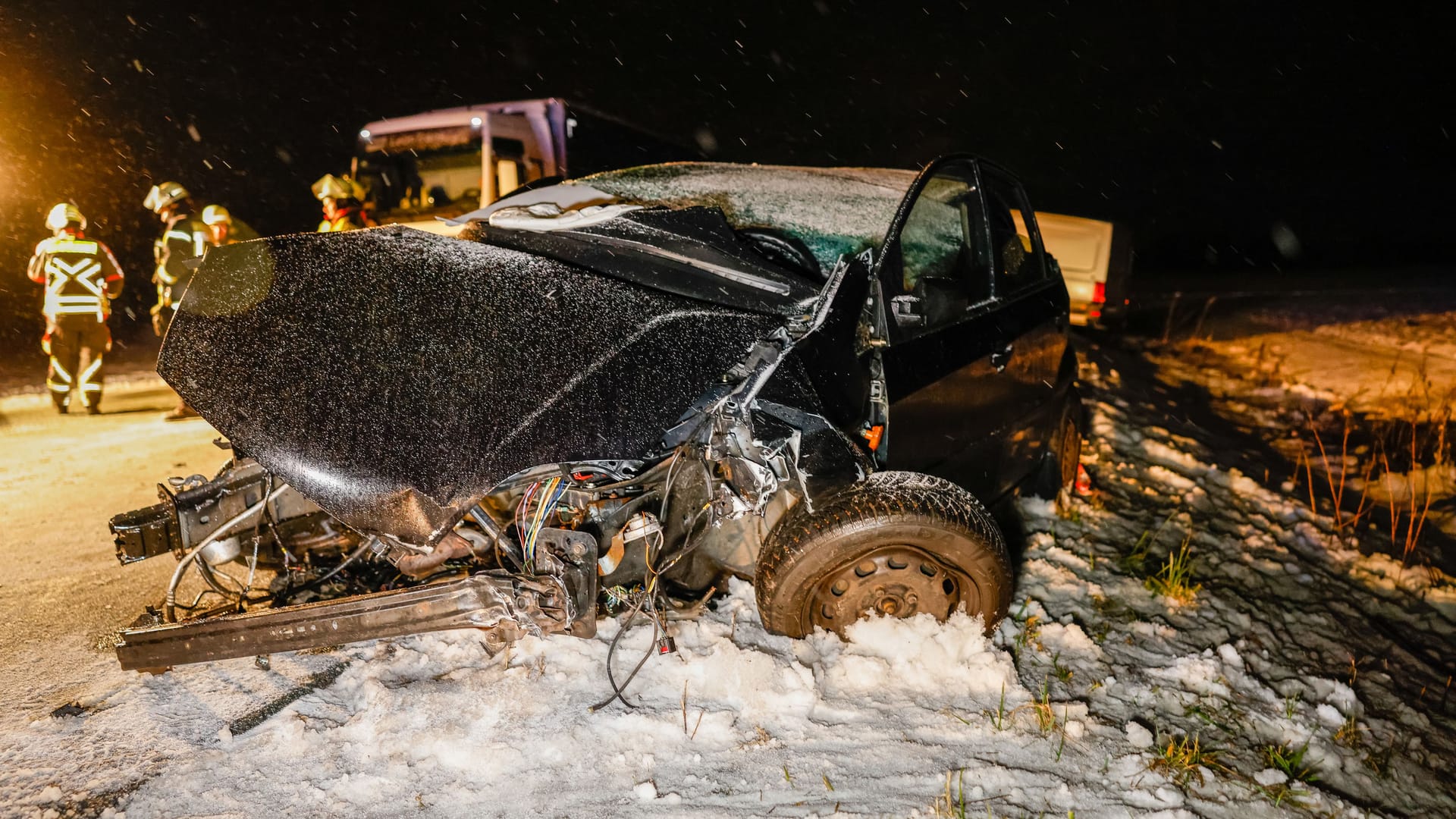 Crash im Landkreis Ansbach: Auf der Strecke fanden die Einsatzkräfte ein Trümmerfeld vor.