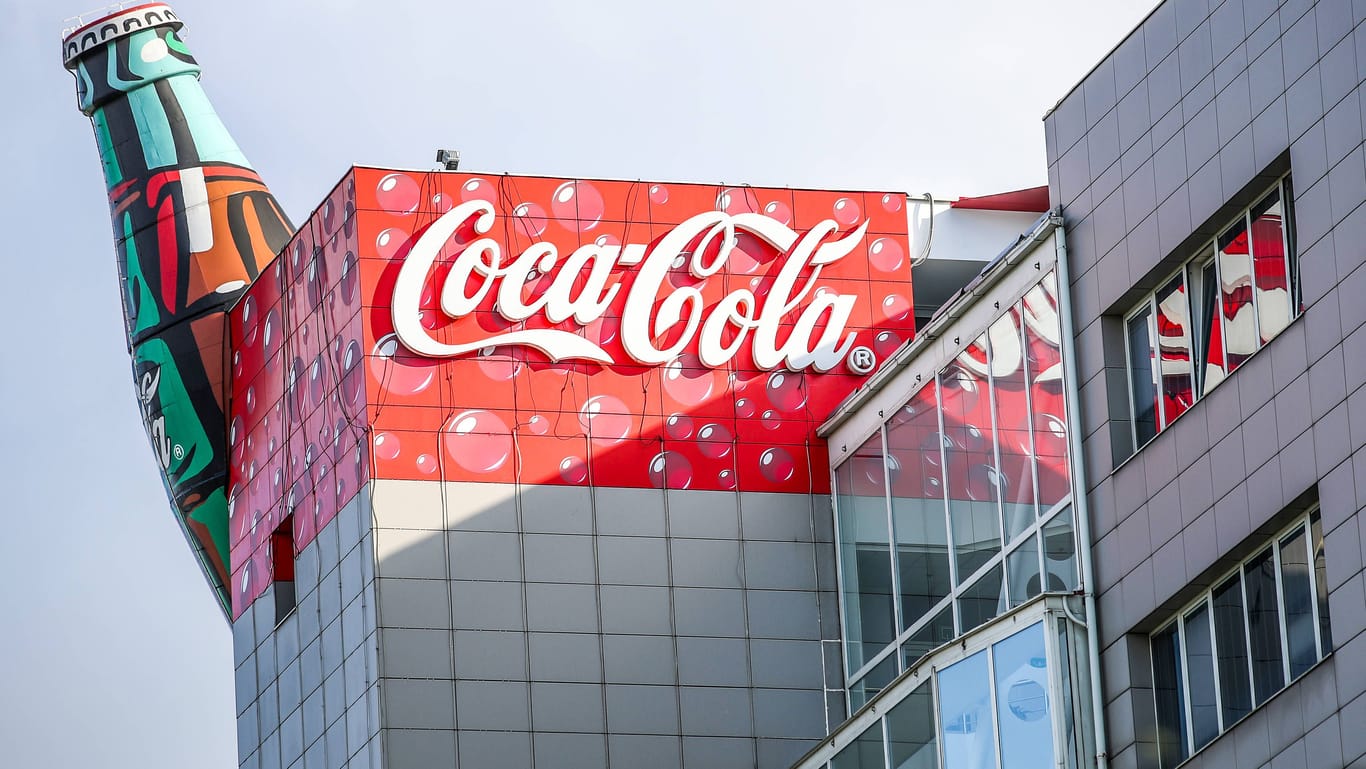 Bürogebäude des Coca-Cola-Konzerns (Archivbild): Die Behörden untersuchen, ob das Unternehmen eine marktbeherrschende Stellung hat.