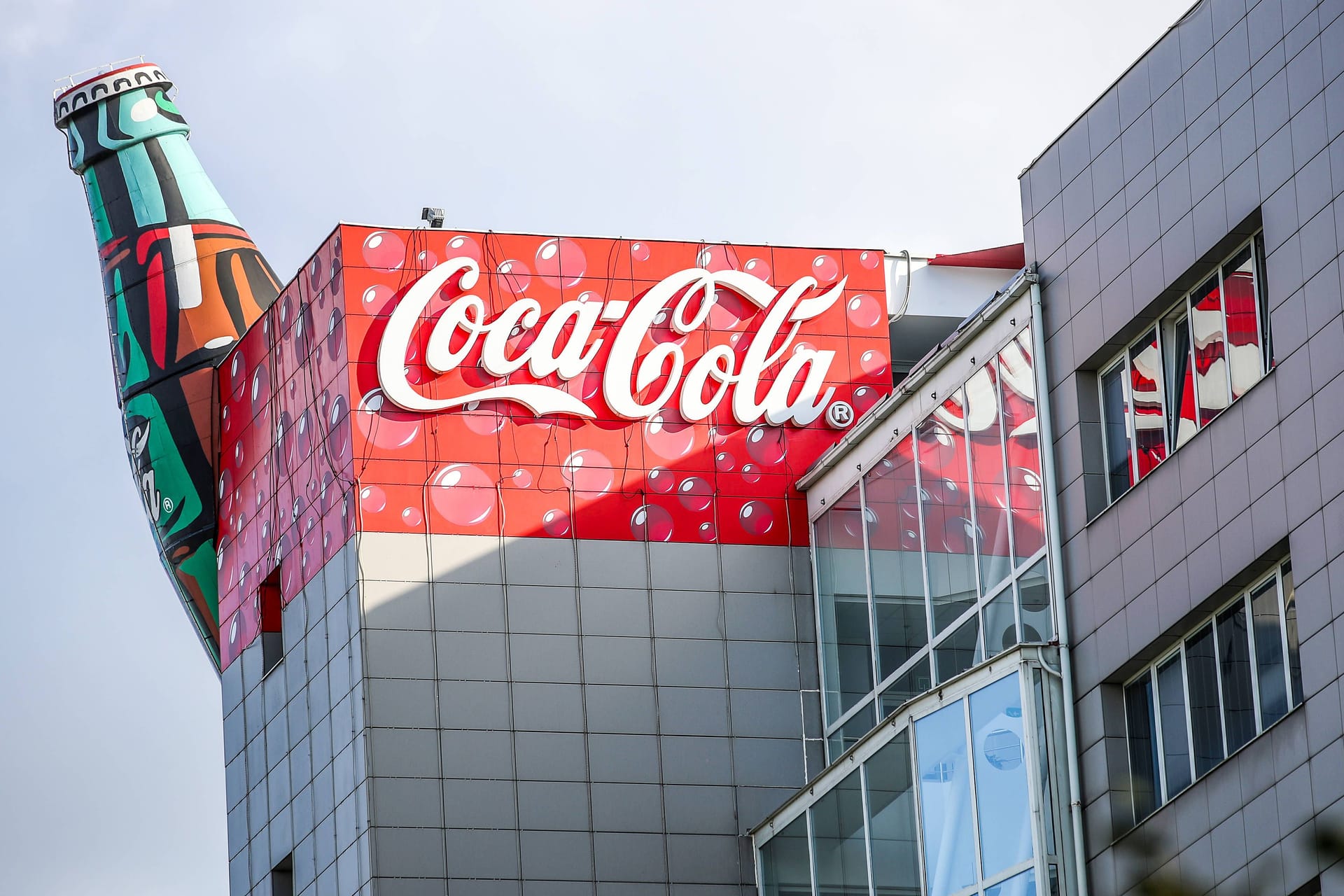 Bürogebäude des Coca-Cola-Konzerns (Archivbild): Die Behörden untersuchen, ob das Unternehmen eine marktbeherrschende Stellung hat. Bürogebäude des Coca-Cola-Konzerns (Archivbild): Die Behörden untersuchen, ob das Unternehmen eine marktbeherrschende Stellung hat.