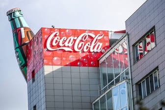 Bürogebäude des Coca-Cola-Konzerns (Archivbild): Die Behörden untersuchen, ob das Unternehmen eine marktbeherrschende Stellung hat.