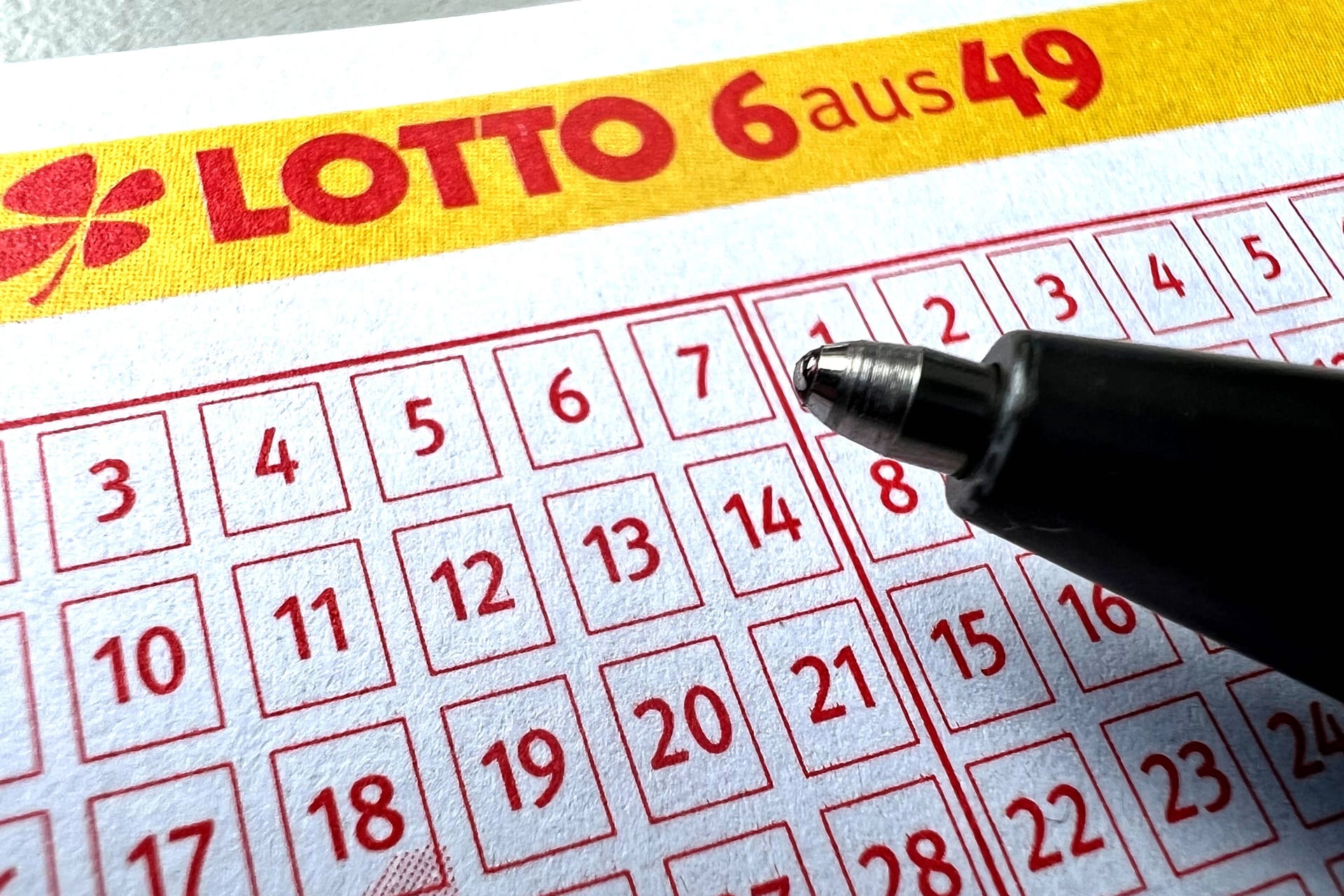 Lotto-Schein, kurz vor der Auswahl der Zahlen (Symbolfoto): In Hessen wurden in diesem Jahr schon 18 Spieler zum Millionär.