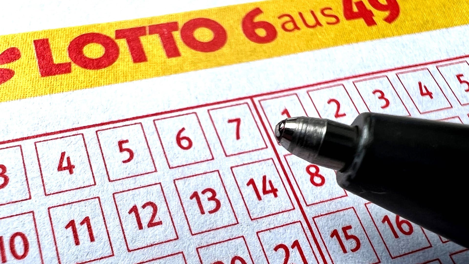 Lotto-Schein, kurz vor der Auswahl der Zahlen (Symbolfoto): In Hessen wurden in diesem Jahr schon 18 Spieler zum Millionär.
