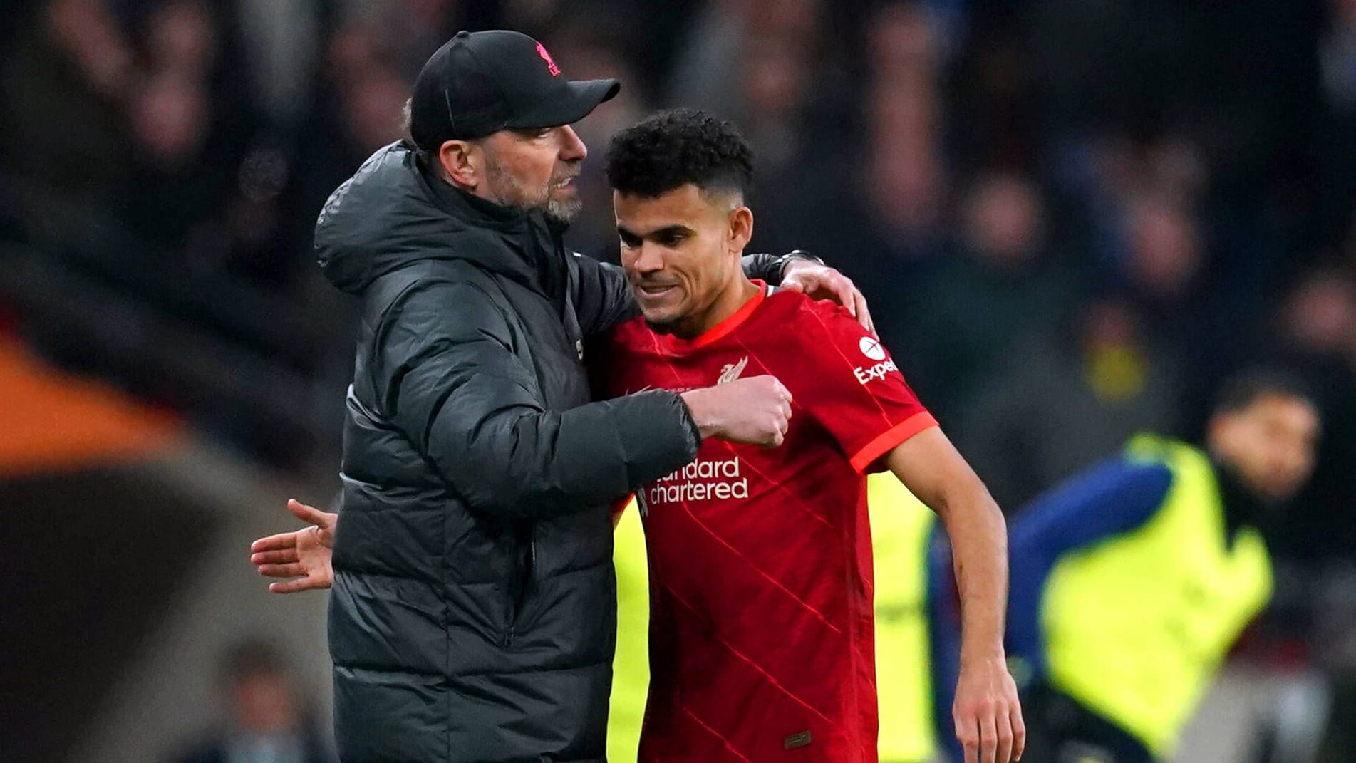 Jürgen Klopp (l.) nimmt Luis Diaz in den Arm.