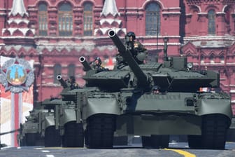 Russischer Panzer des Typs T-72B3 auf einer Parade in Moskau (Archivbild): Russland reagiert verärgert über die Ausstellung des zerstörten Panzers in Helsinki.