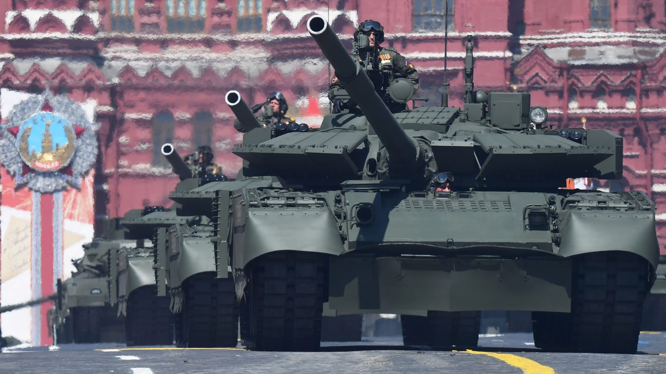 Russischer Panzer des Typs T-72B3 auf einer Parade in Moskau (Archivbild): Russland reagiert verärgert über die Ausstellung des zerstörten Panzers in Helsinki.