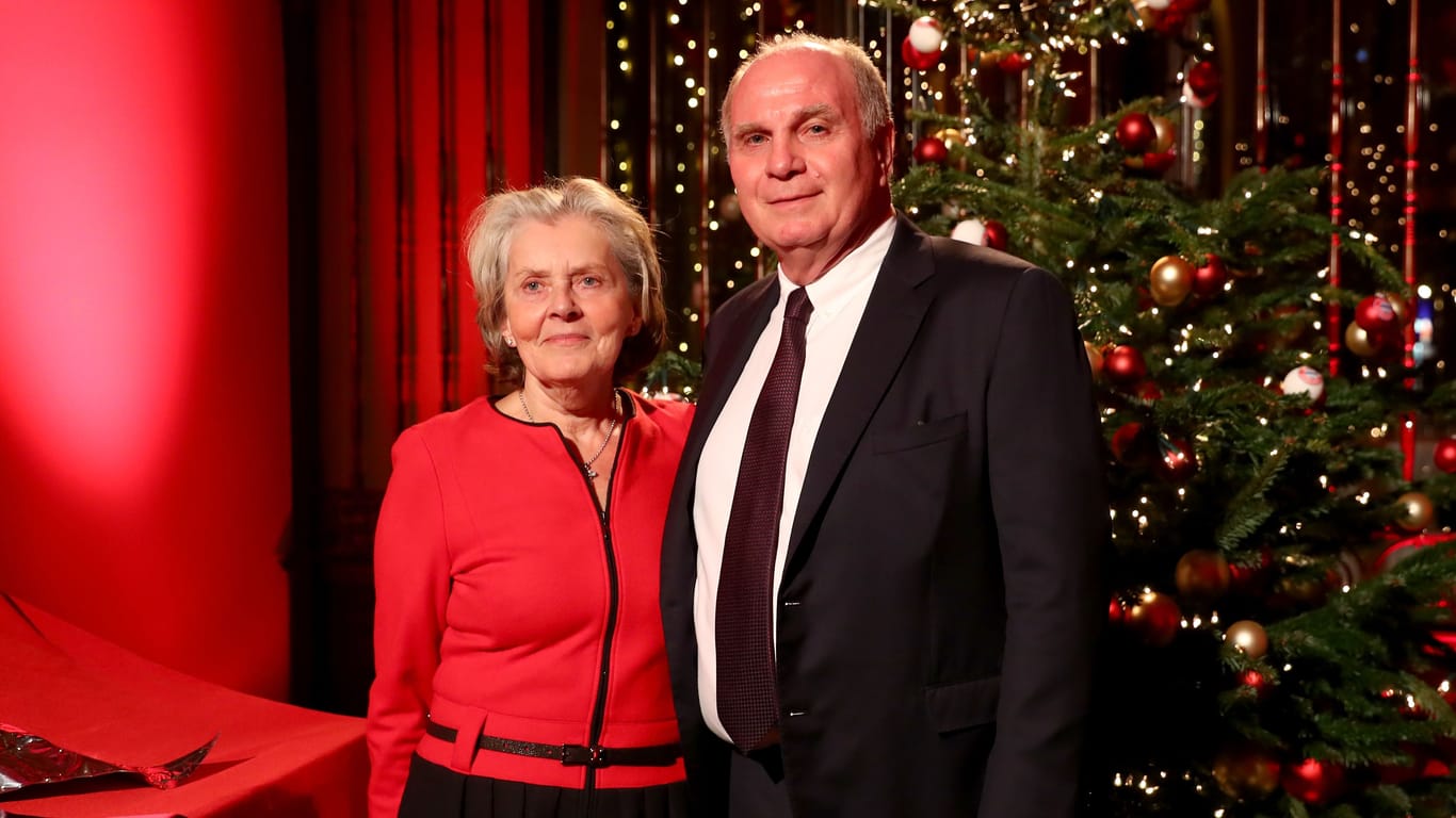 Uli Hoeneß und seine Frau Susanne auf der Weihnachtsfeier des FC Bayern (Archivbild): Der Baum im eigenen Garten ist um einiges größer.