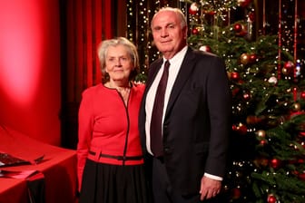 Uli Hoeneß und seine Frau Susanne auf der Weihnachtsfeier des FC Bayern (Archivbild): Der Baum im eigenen Garten ist um einiges größer.
