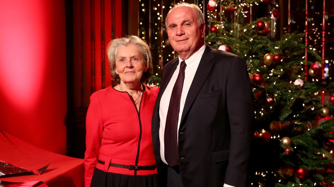 Uli Hoeneß und seine Frau Susanne auf der Weihnachtsfeier des FC Bayern (Archivbild): Der Baum im eigenen Garten ist um einiges größer.