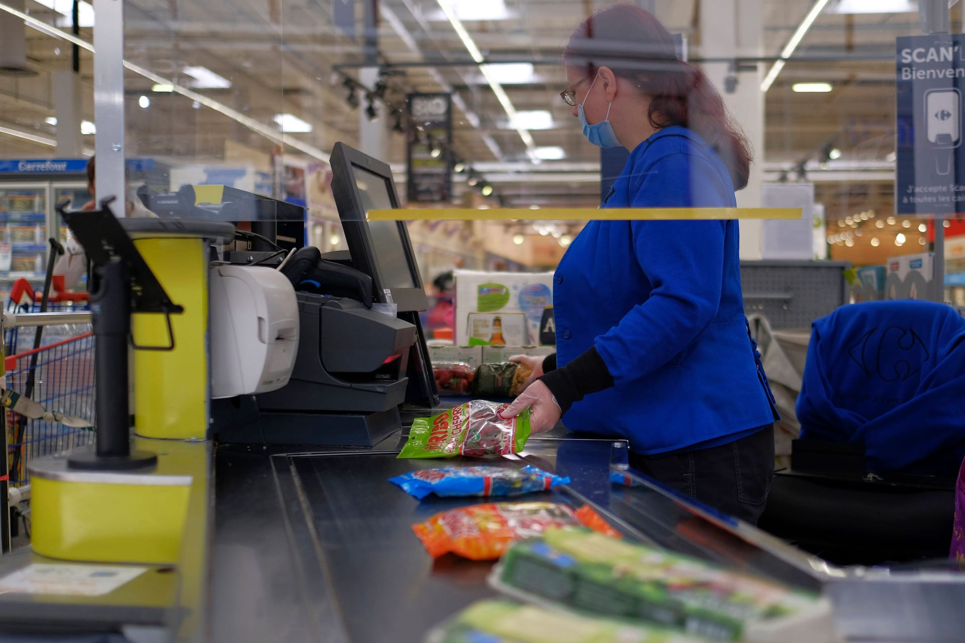 Kasse: Einige Corona-Maßnahmen sollten vor allem die Mitarbeiter schützen.