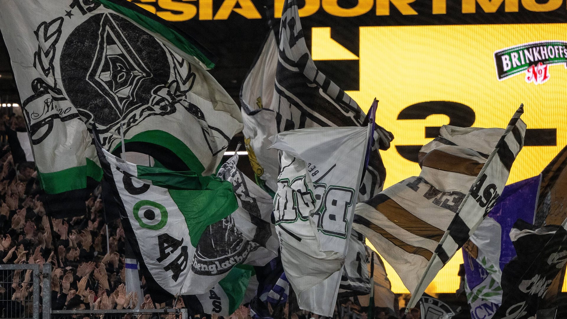 Gladbach-Fahnen im Spiel bei Borussia Dortmund: Bangen um einen Anhänger.