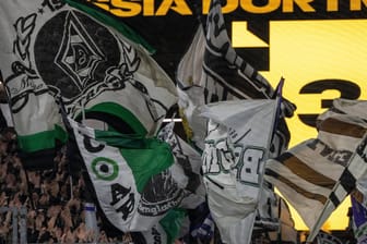 Gladbach-Fahnen im Spiel bei Borussia Dortmund: Bangen um einen Anhänger.