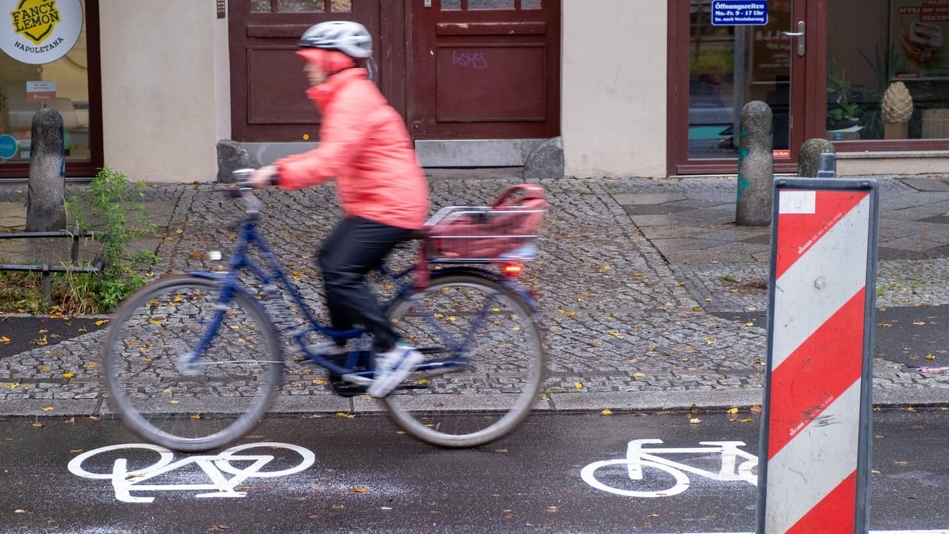 Ein Fahrradfahrer fährt auf einer Markierung für einen neuen Radweg (Archivbild): In Kiel sorgen Bauarbeiten für wochenlange Sperrungen.