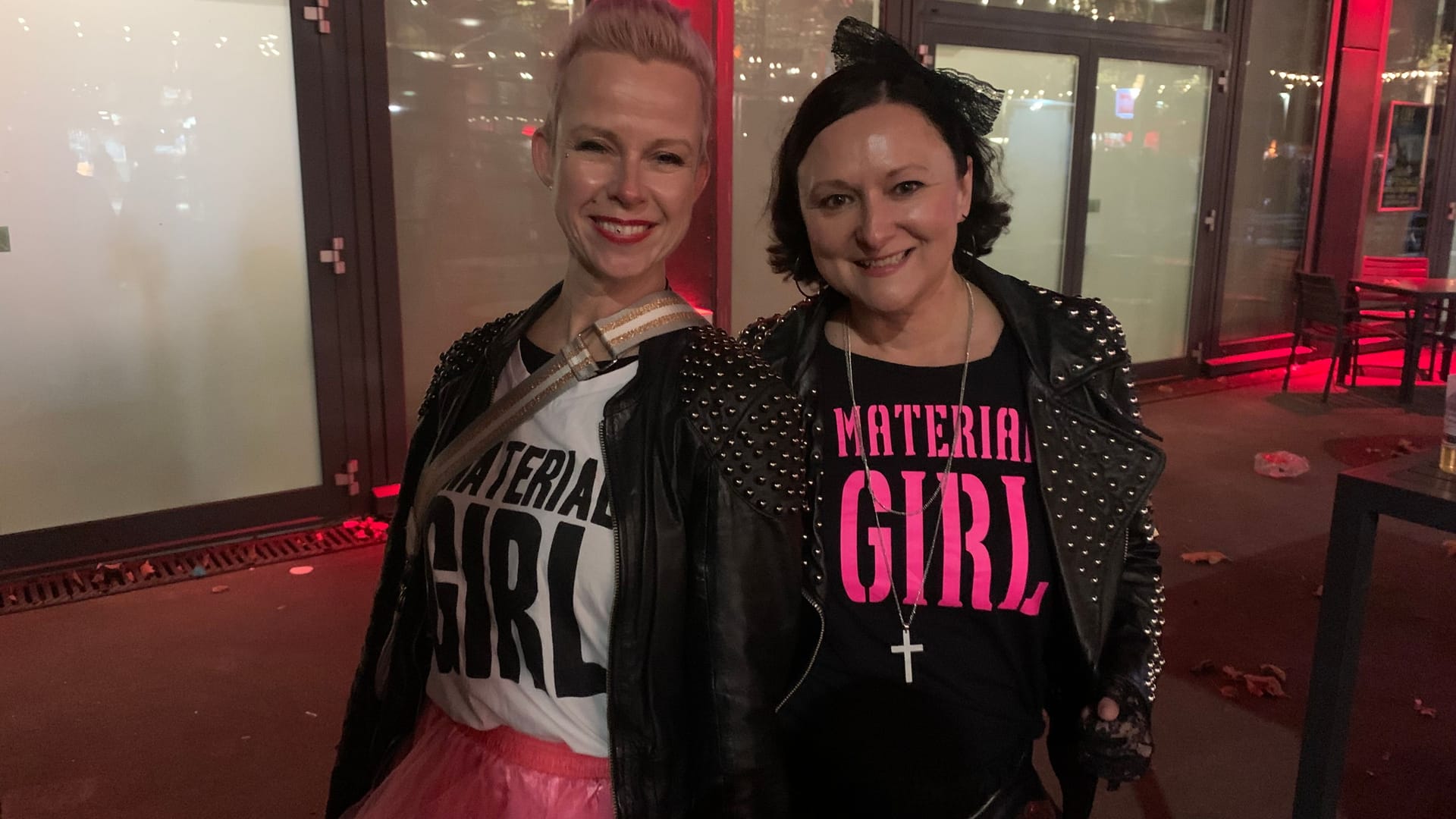 Eleni und Sarah freuen sich auf das erste Deutschlandkonzert von Madonna.