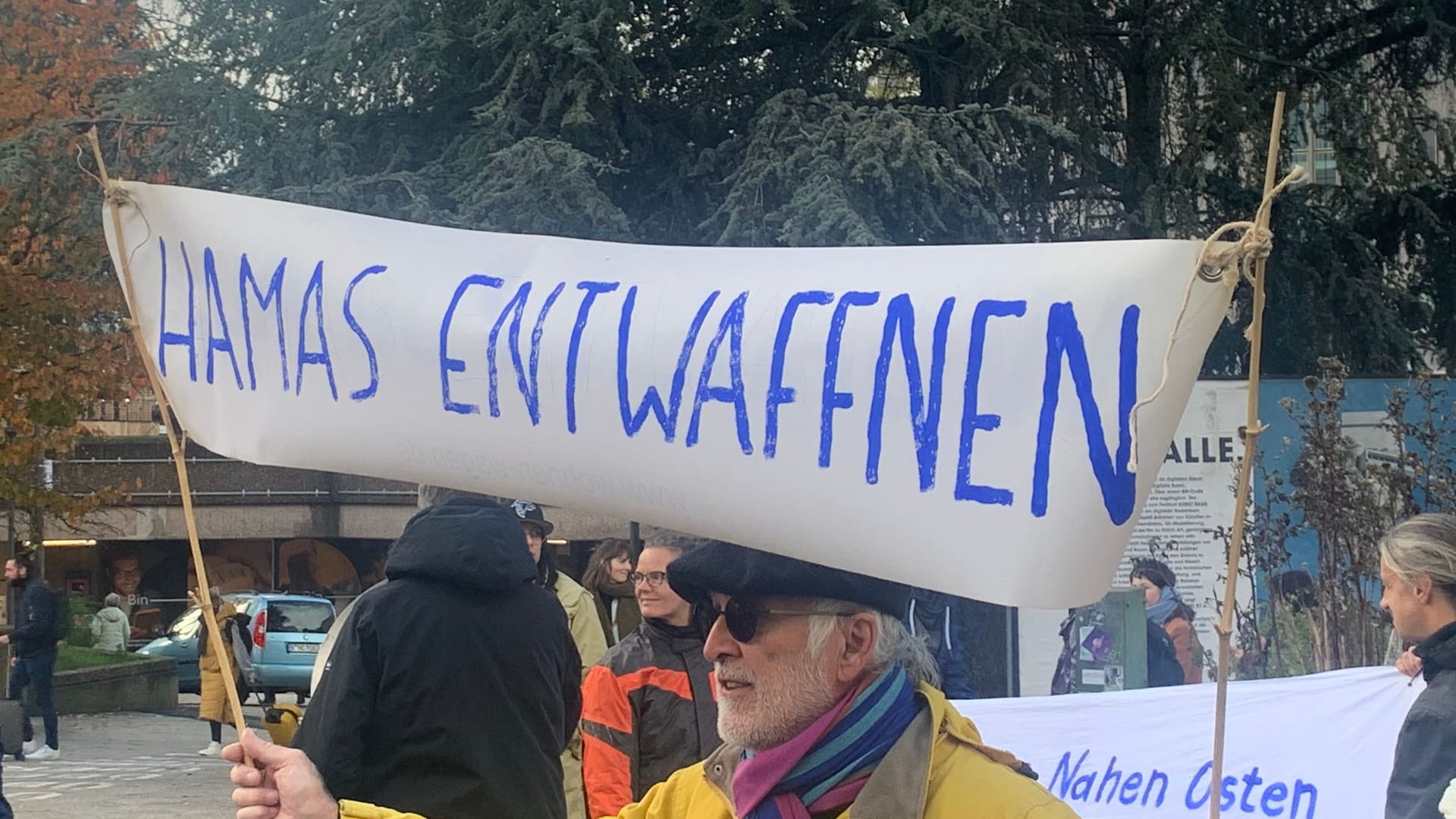 Friedensdemonstration am Ebertplatz: Dieser Demonstrant hält ein Plakat mit der Aufschrift "Hamas entwaffnen" hoch. Friedensdemonstration am Ebertplatz: Dieser Demonstrant hält ein Plakat mit der Aufschrift "Hamas entwaffnen" hoch.