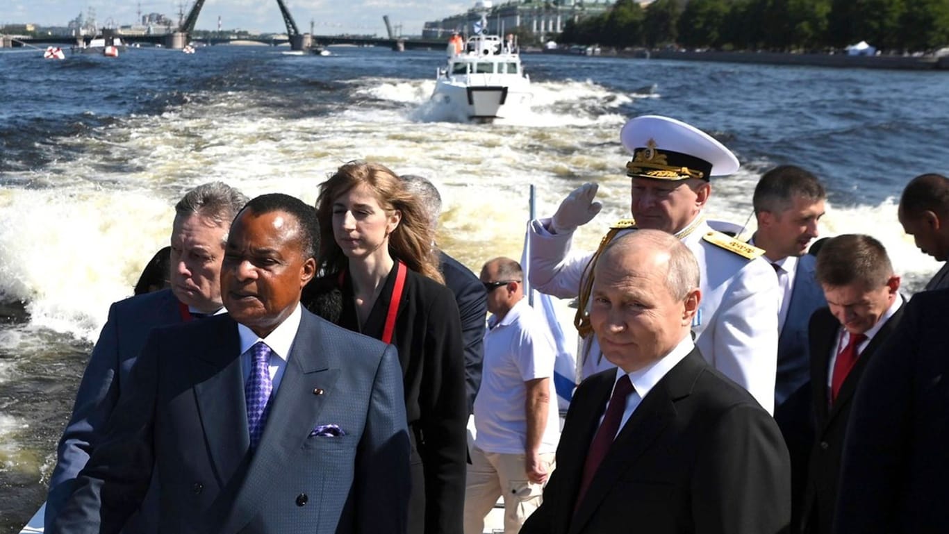 Der russische Präsident Wladimir Putin (Mitte) mit dem kongolesischen Präsidenten Denis Sassou Nguesso (links) bei einem Treffen in Sankt Petersburg (Archivbild): Putin sucht zunehmend nach Verbündeten in Afrika.