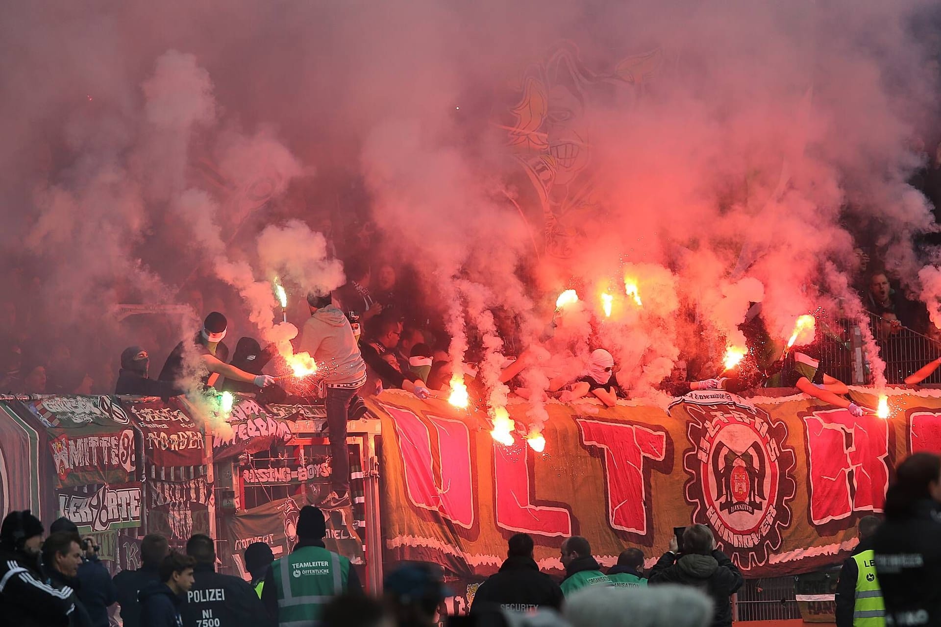 Pyro im Hannoveraner Block: 96-Profi Marcel Halstenberg fand die Zündelei der Fans "geil" und "pushend".