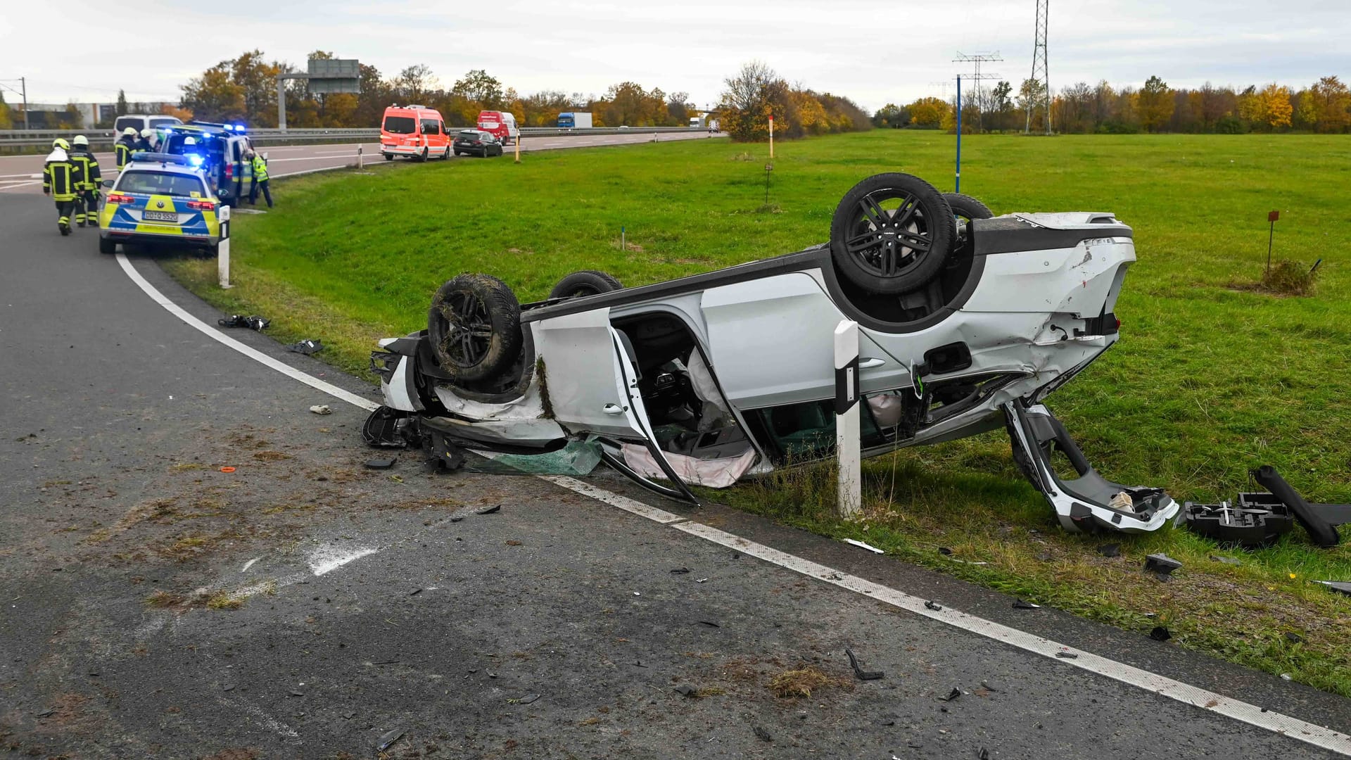 Zu einem schweren Unfall kam es am Montagvormittag gegen 10.45 Uhr auf der Autobahn 14 in Richtung Magdeburg. Nach Angaben von Polizeisprecherin Josephin Heilmann war ein 11- oder 12-jähriges Kind alleine mit einem Skoda auf der Autobahn unterwegs und wollte nach ersten Erkenntnissen der Polizei an der Abfahrt Leipzig-Nord abfahren. Dabei verlor das Kind die Kontrolle über das Fahrzeug fuhr knapp an einem Straßenschild vorbei, über eine Wiese und überschlug sich mehrfach. Zu einem schweren Unfall kam es am Montagvormittag gegen 10.45 Uhr auf der Autobahn 14 in Richtung Magdeburg. Nach Angaben von Polizeisprecherin Josephin Heilmann war ein 11- oder 12-jähriges Kind alleine mit einem Skoda auf der Autobahn unterwegs und wollte nach ersten Erkenntnissen der Polizei an der Abfahrt Leipzig-Nord abfahren. Dabei verlor das Kind die Kontrolle über das Fahrzeug fuhr knapp an einem Straßenschild vorbei, über eine Wiese und überschlug sich mehrfach.