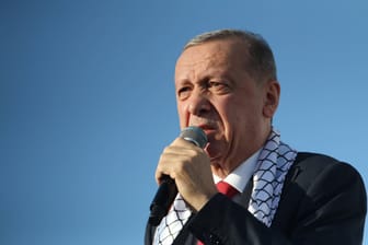Der türkische Präsident Recep Tayyip Erdoğan auf einer pro-palästinensischen Kundgebung: Der Staatsmann hat sich offen bei der Hamas für ihren Angriff auf Israel bedankt.