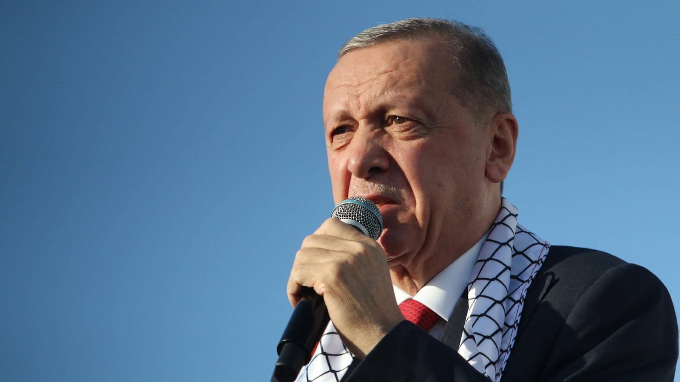 Der türkische Präsident Recep Tayyip Erdoğan auf einer pro-palästinensischen Kundgebung: Der Staatsmann hat sich offen bei der Hamas für ihren Angriff auf Israel bedankt.