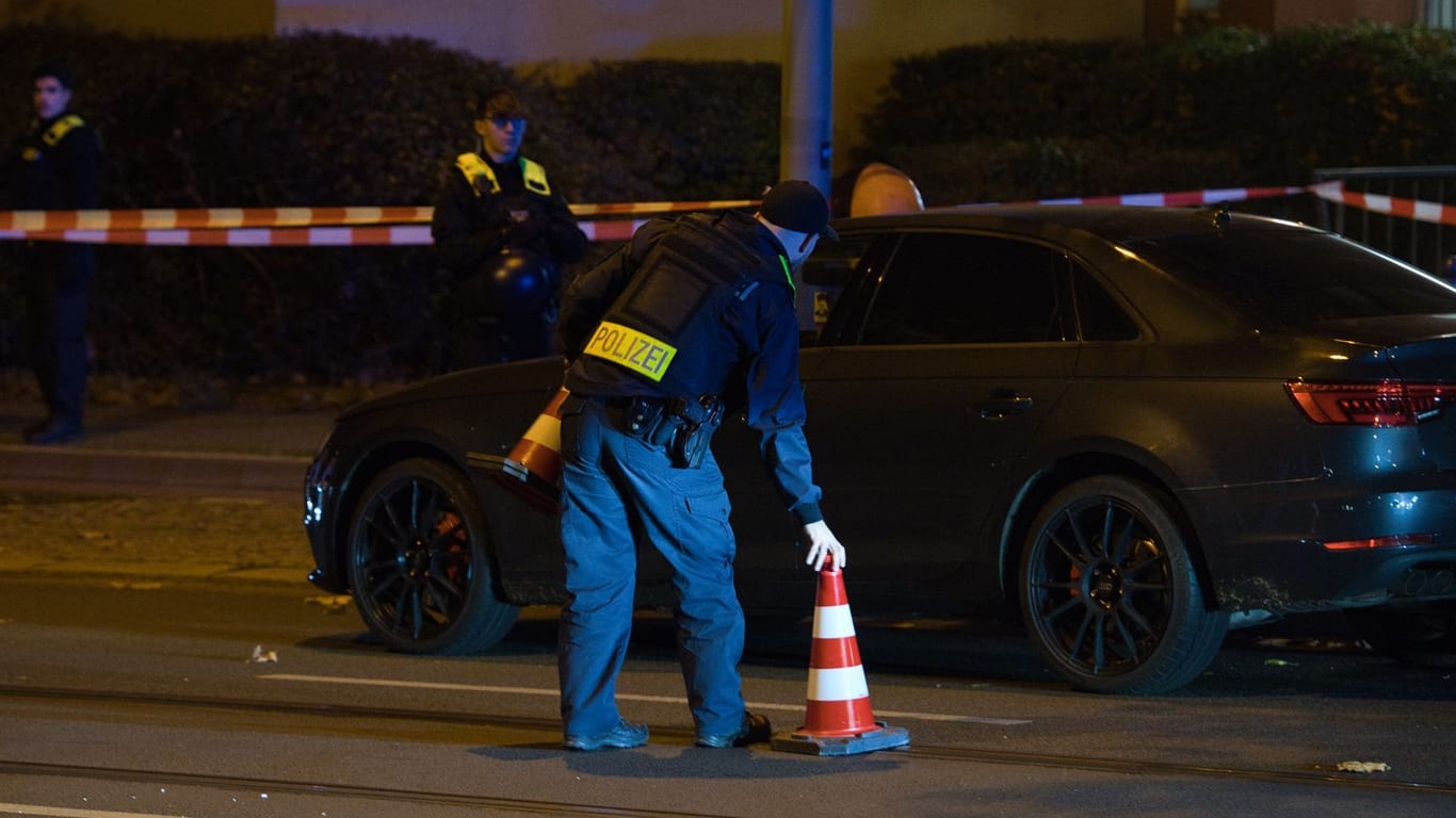Ein Polizeibeamter sichert den Unfallort an der Bernauer Straße. Der Angeschossene sei ins Krankenhaus gebracht worden, sagte ein Sprecher der Polizei.