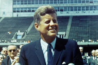 Ermordeter US-Präsident John F. Kennedy (Archivbild): An dem offiziellen Autopsiebericht bestehen Zweifel, sagen seine Ärzte.