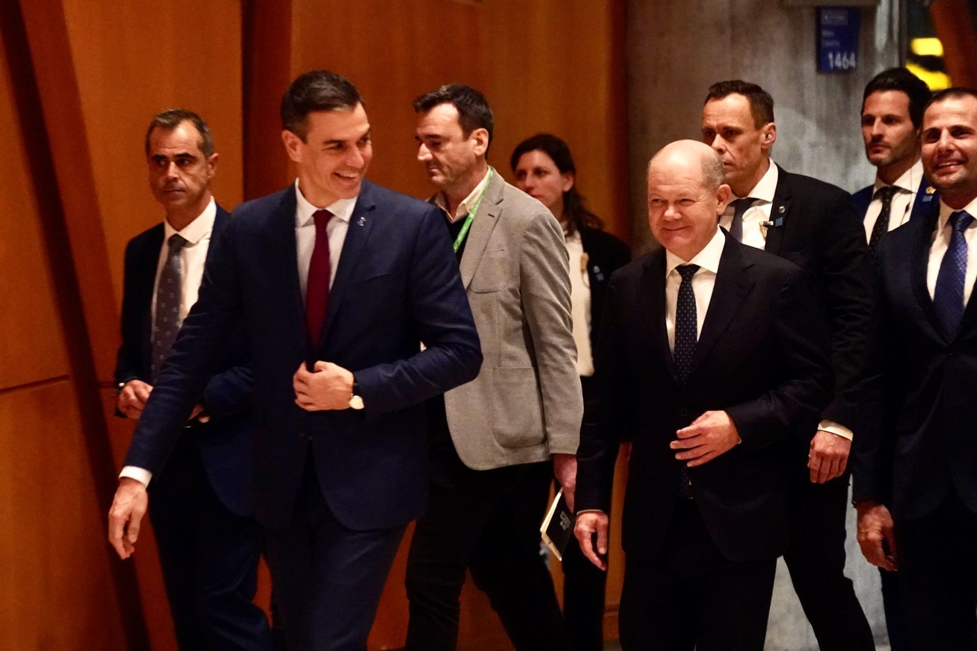 Der amtierende spanische Ministerpräsident Pedro Sánchez (2.v.l.) bei einem Treffen mit Bundeskanzler Olaf Scholz (SPD, 4.v.r.) in Malaga.