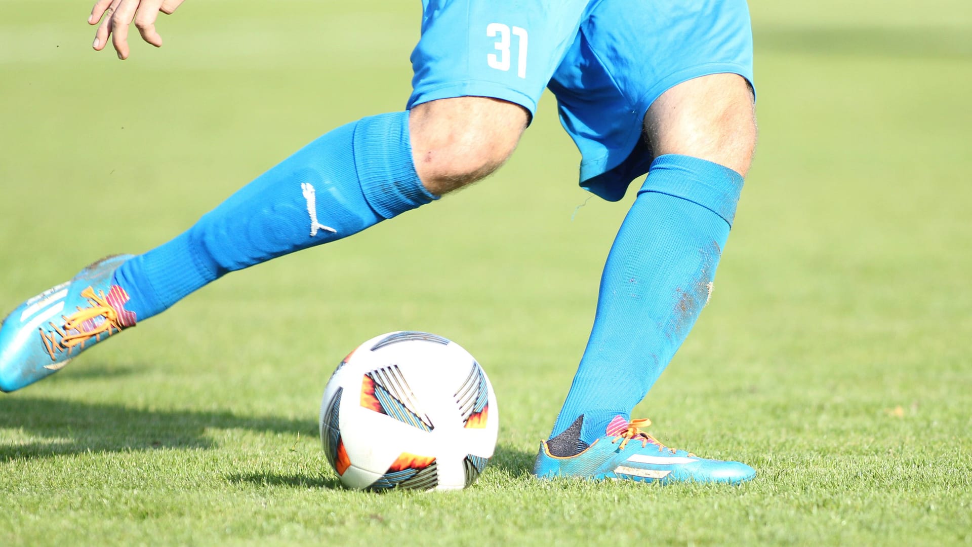 Ein Fußballer (Archivbild): Nachdem ein Fan bei einem Amateurspiel antisemitisch beleidigt hatte, reagiert die Staatsanwaltschaft nun. Ein Fußballer (Archivbild): Nachdem ein Fan bei einem Amateurspiel antisemitisch beleidigt hatte, reagiert die Staatsanwaltschaft nun.