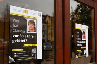 Die Plakate zum Cold Case von Claudia Obermeier hängen an einer Glasscheibe.