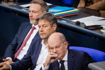 Kanzler Olaf Scholz (v.r.), Wirtschaftsminister Robert Habeck und Finanzminister Christian Lindner: Die Ampel ist in Geldschwierigkeiten.