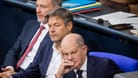 Kanzler Olaf Scholz (v.r.), Wirtschaftsminister Robert Habeck und Finanzminister Christian Lindner: Die Ampel ist in Geldschwierigkeiten.