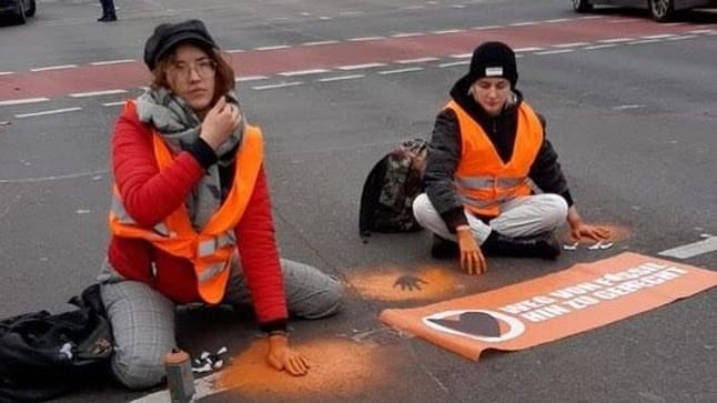 "Letzte Generation" In Berlin: Klimakleber Blockieren Große Verkehrsachsen