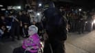 Eine Geisel wird von der Hamas übergeben (Archivbild): Israel sprach zuletzt davon, dass die Terroristen noch genug Menschen in ihrer Gewalt hätten, um eine Verlängerung der Feuerpause zu erreichen.