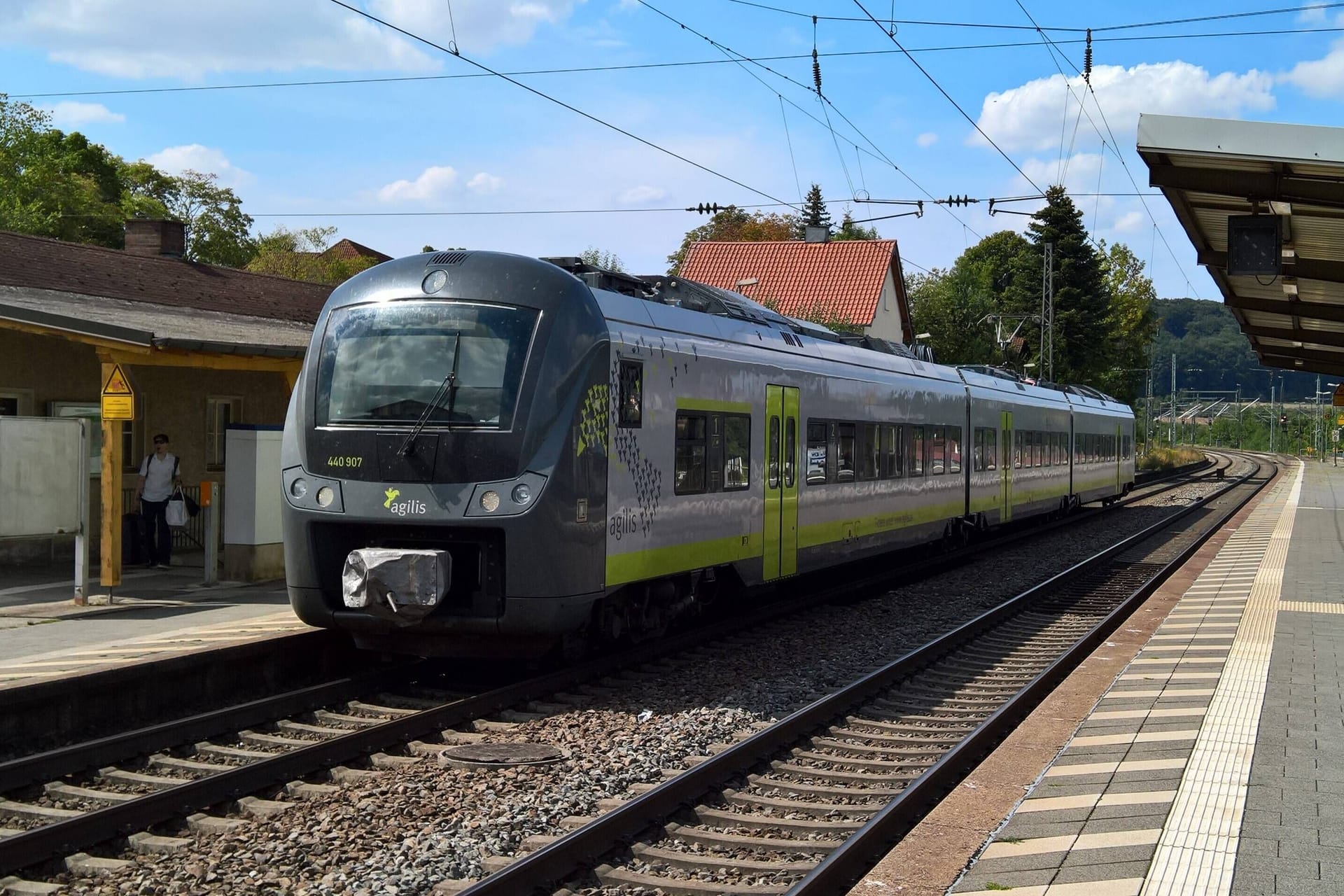 Ein Agilis-Zug am Bahnhof in Parsberg.
