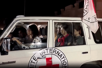 Jeep des Roten Kreuzes bringt Gruppe der freigelassenen Hamas-Geiseln in Sicherheit.