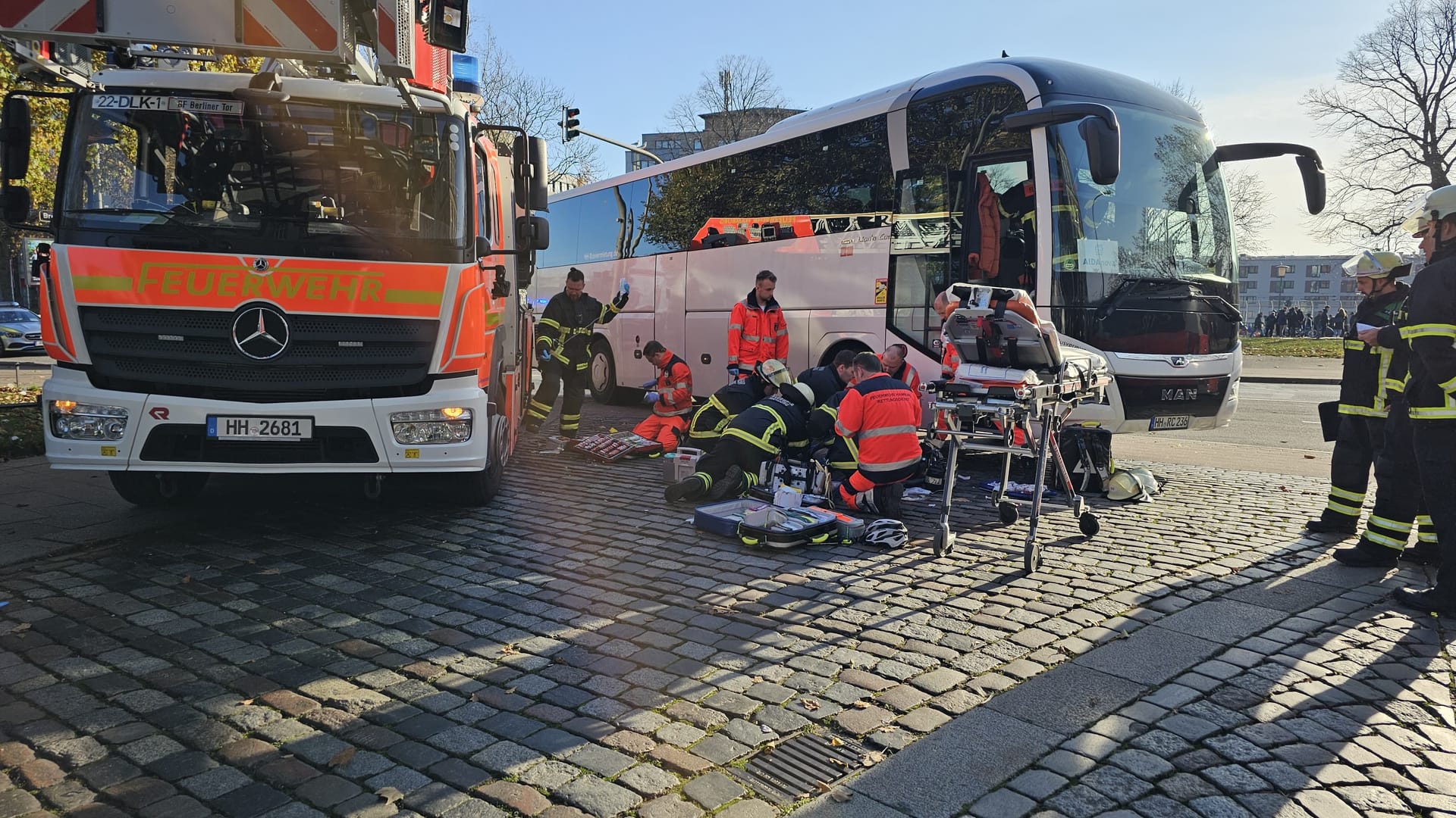 Einsatzkräfte versorgen den Radfahrer am Unfallort: Der Mann wurde schwer verletzt. Einsatzkräfte versorgen den Radfahrer am Unfallort: Der Mann wurde schwer verletzt.