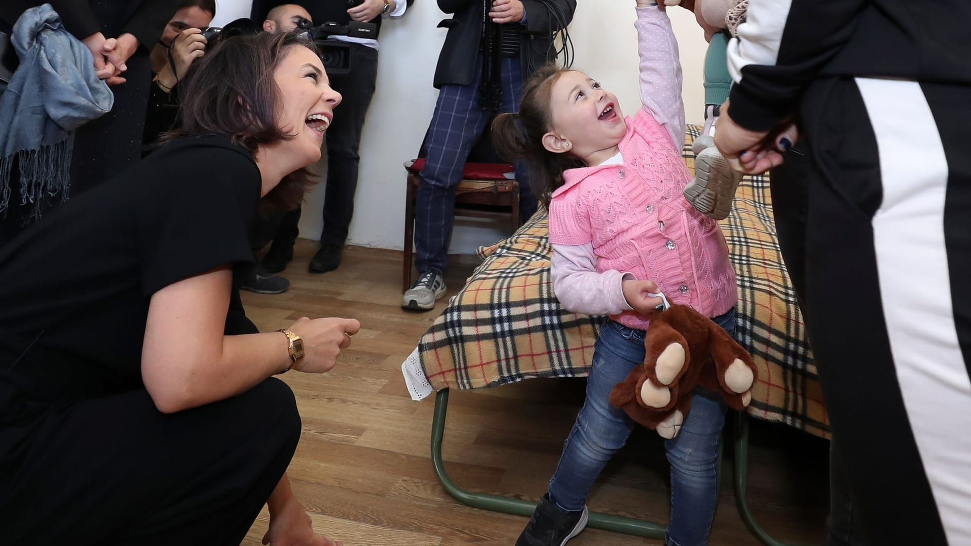 Die deutsche Delegation schenkt geflüchteten Kindern aus Bergkarabach Teddybären.