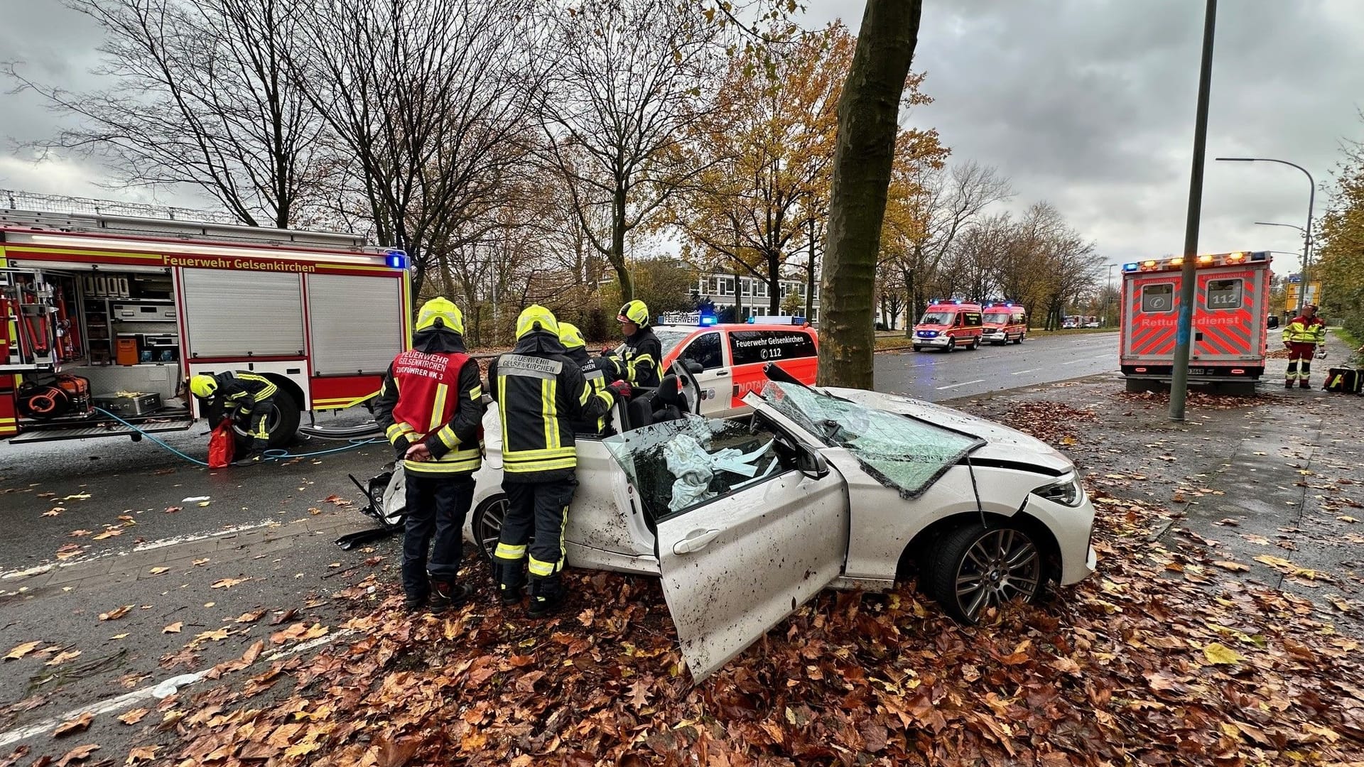 Schwerer Verkehrsunfall in Heßler bei Gelsenkirchen: Ein Auto ist gegen einen Baum geprallt. Schwerer Verkehrsunfall in Heßler bei Gelsenkirchen: Ein Auto ist gegen einen Baum geprallt.