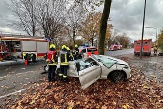 Schwerer Verkehrsunfall in Heßler bei Gelsenkirchen: Ein Auto ist gegen einen Baum geprallt.