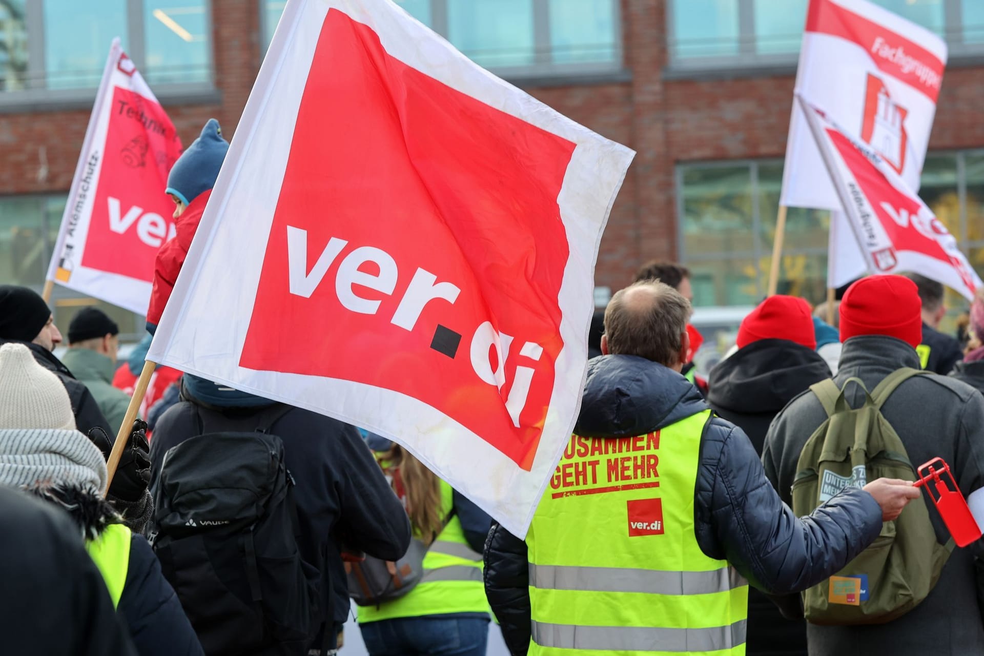 Mit Verdi-Fahnen demonstrieren Teilnehmer eines Warnstreiks (Archivbild): Die zweite Runde der Tarifverhandlungen des öffentlichen Dienstes ist ohne Ergebnis geblieben.