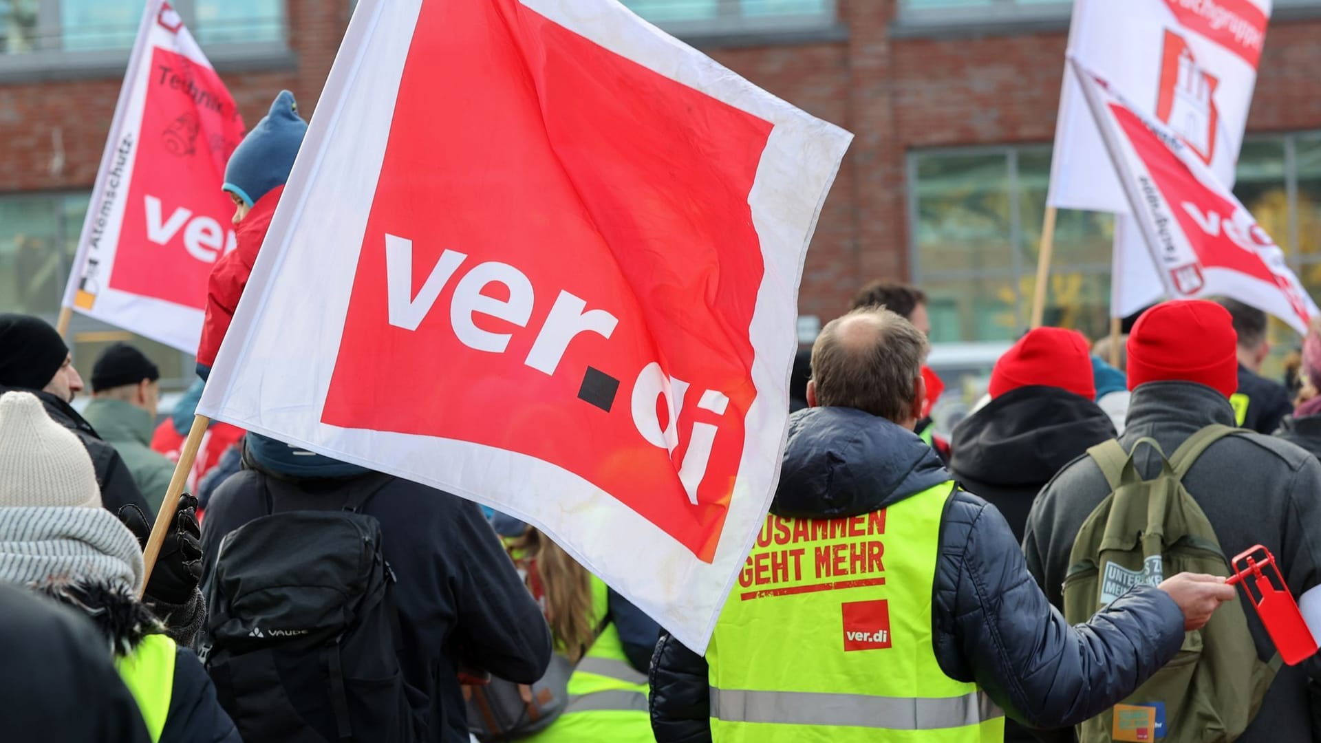 Mit Verdi-Fahnen demonstrieren Teilnehmer eines Warnstreiks (Archivbild): Die zweite Runde der Tarifverhandlungen des öffentlichen Dienstes ist ohne Ergebnis geblieben.