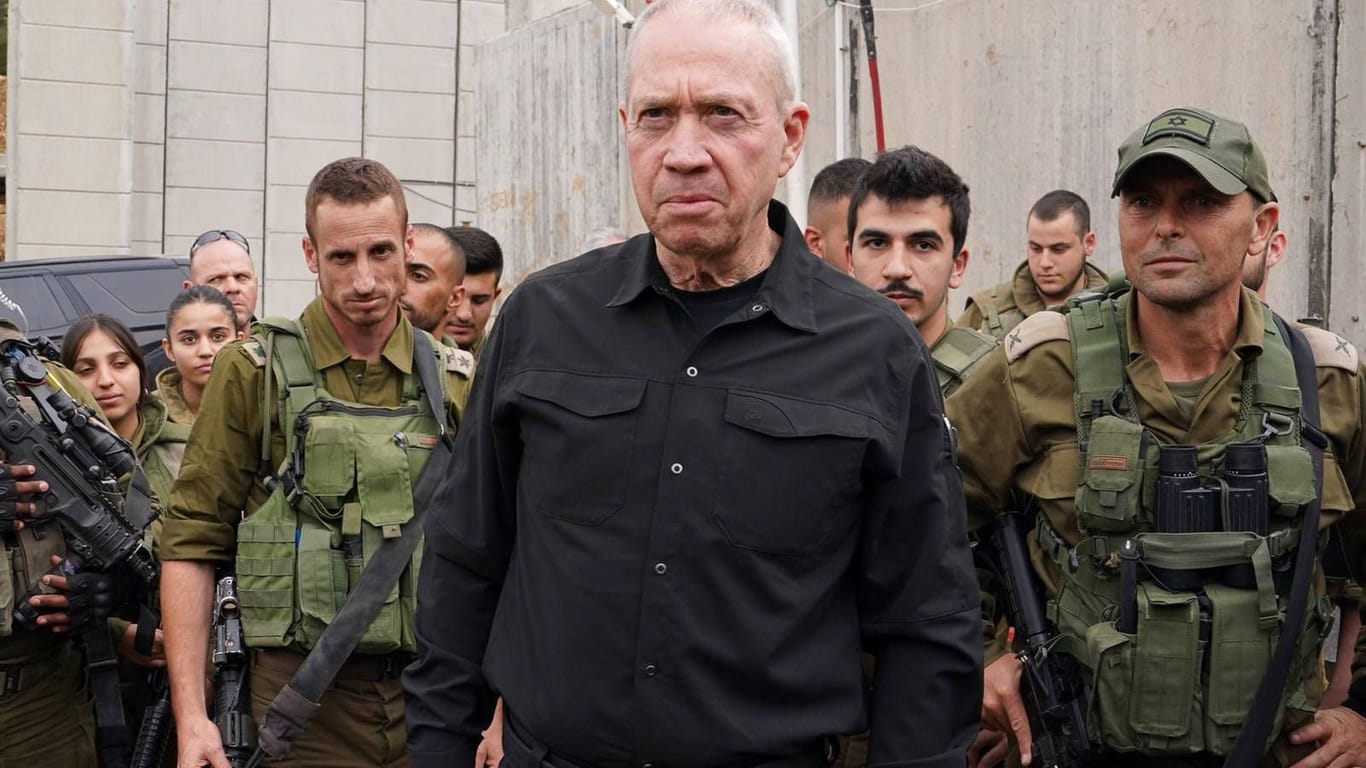 Israels Verteidigungsminister Yoav Gallant (Archivbild) hat die Hisbollah deutlich gewarnt.