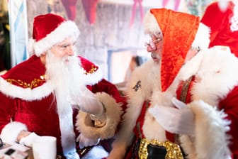 Teilnehmer einer Weihnachtsmann-Schulung in Niedersachsen (Archivfoto): Ein guter Umgang mit Kindern sowie Kenntnisse bekannter Adventslieder sind gute Voraussetzungen für den Job.